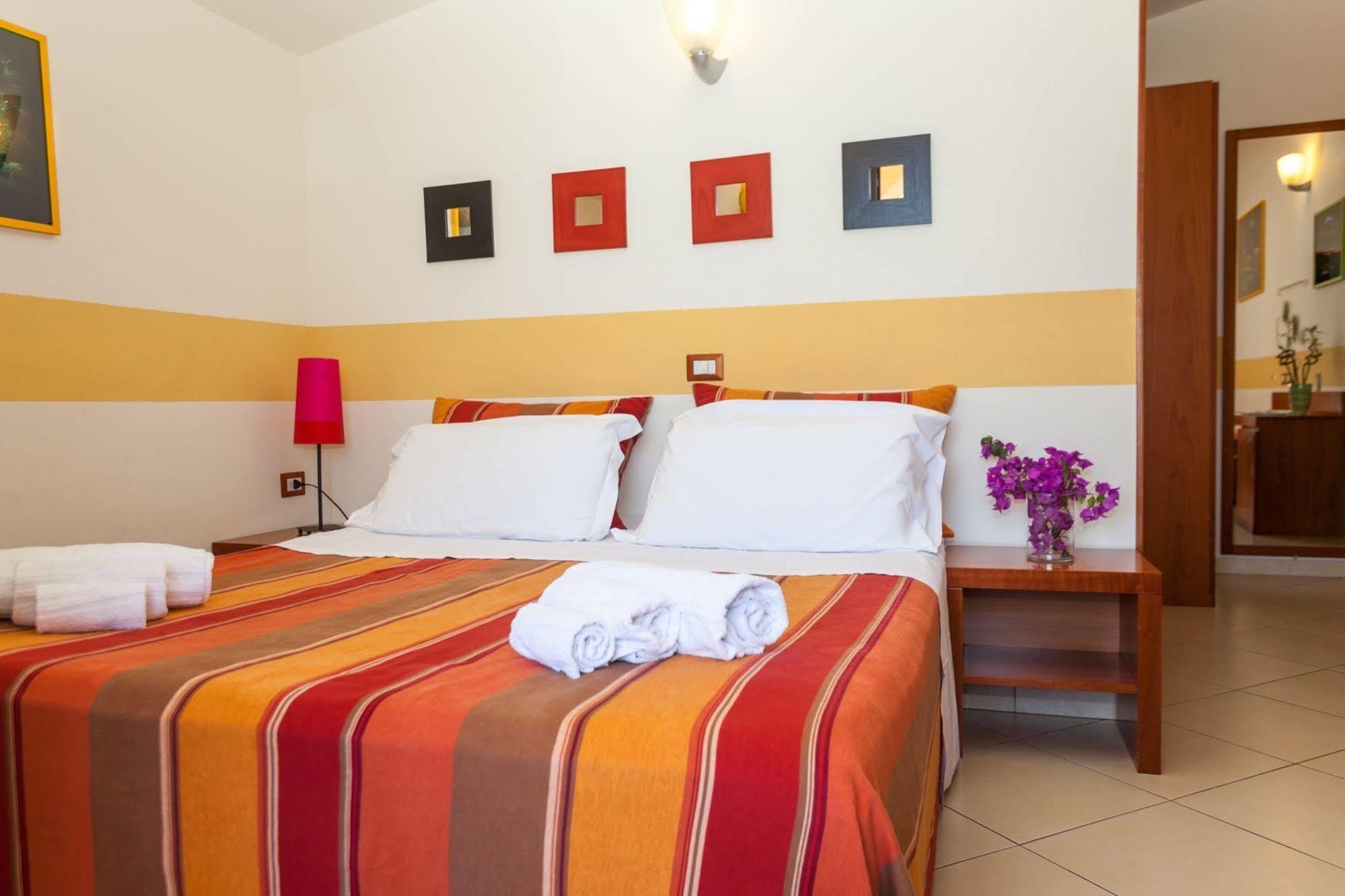 Villa Sunset B&B/Apartments Fontane Bianche Bagian luar foto