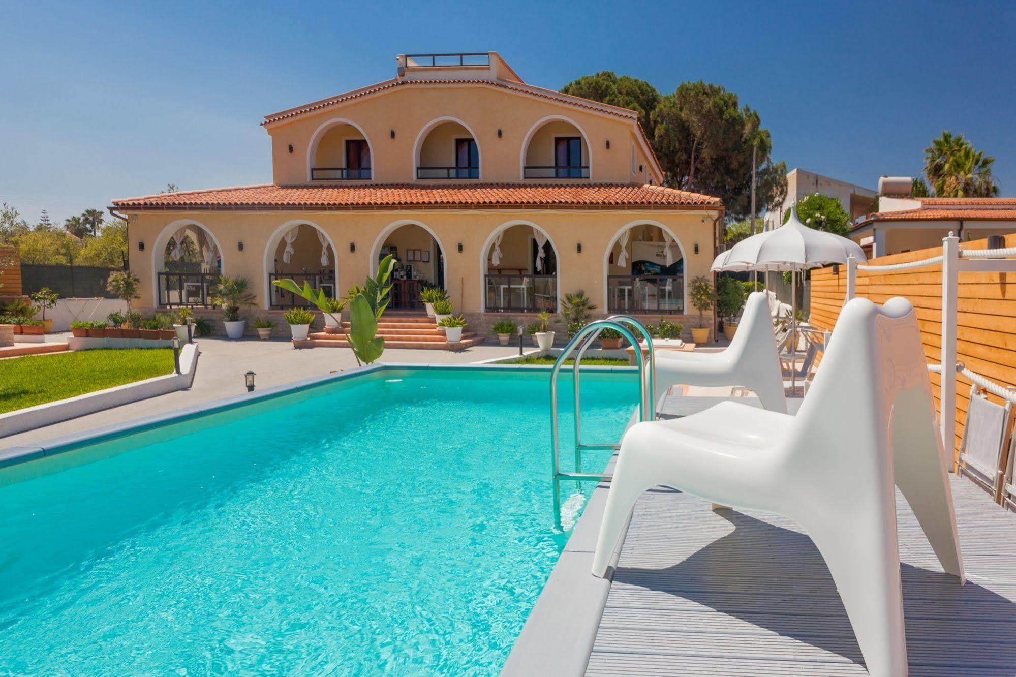 Villa Sunset B&B/Apartments Fontane Bianche Bagian luar foto